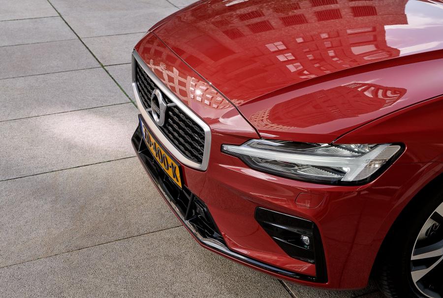 Детали экстерьера Volvo S60 T5 R-Design 2018 года  (WW) (фото 3 из 24)